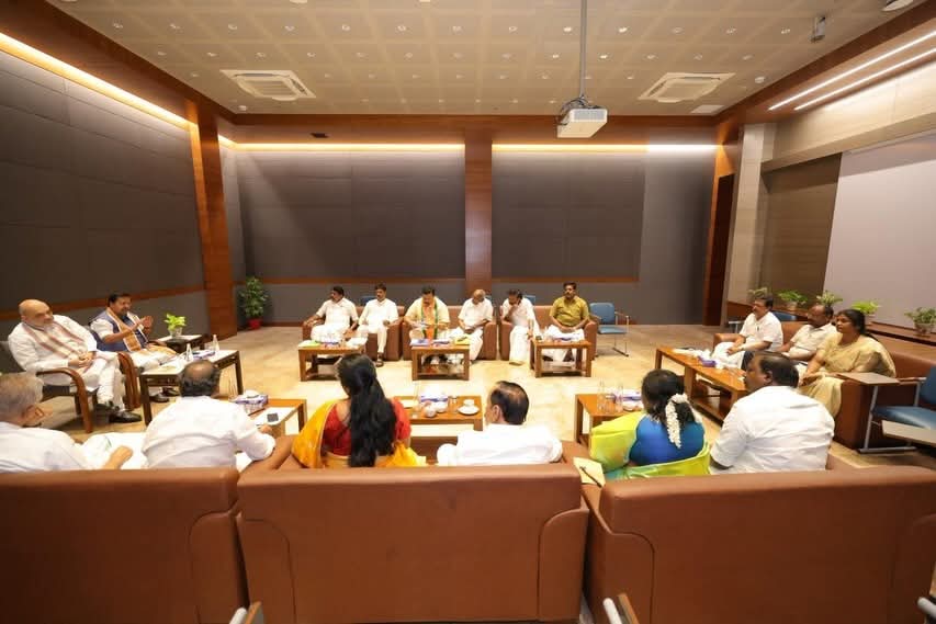 HRajaBJP's tweet photo. பாரதிய ஜனதா கட்சி - தமிழ்நாடு மாநில மையக்குழு கூட்டம் தேசிய தலைவர் திரு @NitinNabin  அவர்கள் தலைமையில், தேசிய அமைப்பு பொதுச் செயலாளர் திரு. @Santhosh BL அவர்கள் முன்னிலையில் டெல்லி தலைமை அலுவலகத்தில்  நடைபெற்றது. 

மாண்புமிகு மத்திய உள்துறை அமைச்சர் திரு.@AmitShah. அவர்கள் இக்கூட்டத்தில் கலந்துகொண்டு வழிகாட்டி ஆலோசனைகள் வழங்கினார். தமிழகத்தில் அமைப்பு ரீதியாக மேற்கொள்ளப்பட வேண்டிய பணிகள் குறித்து கலந்தாய்வு நடைபெற்றது.

@BJP4TamilNadu