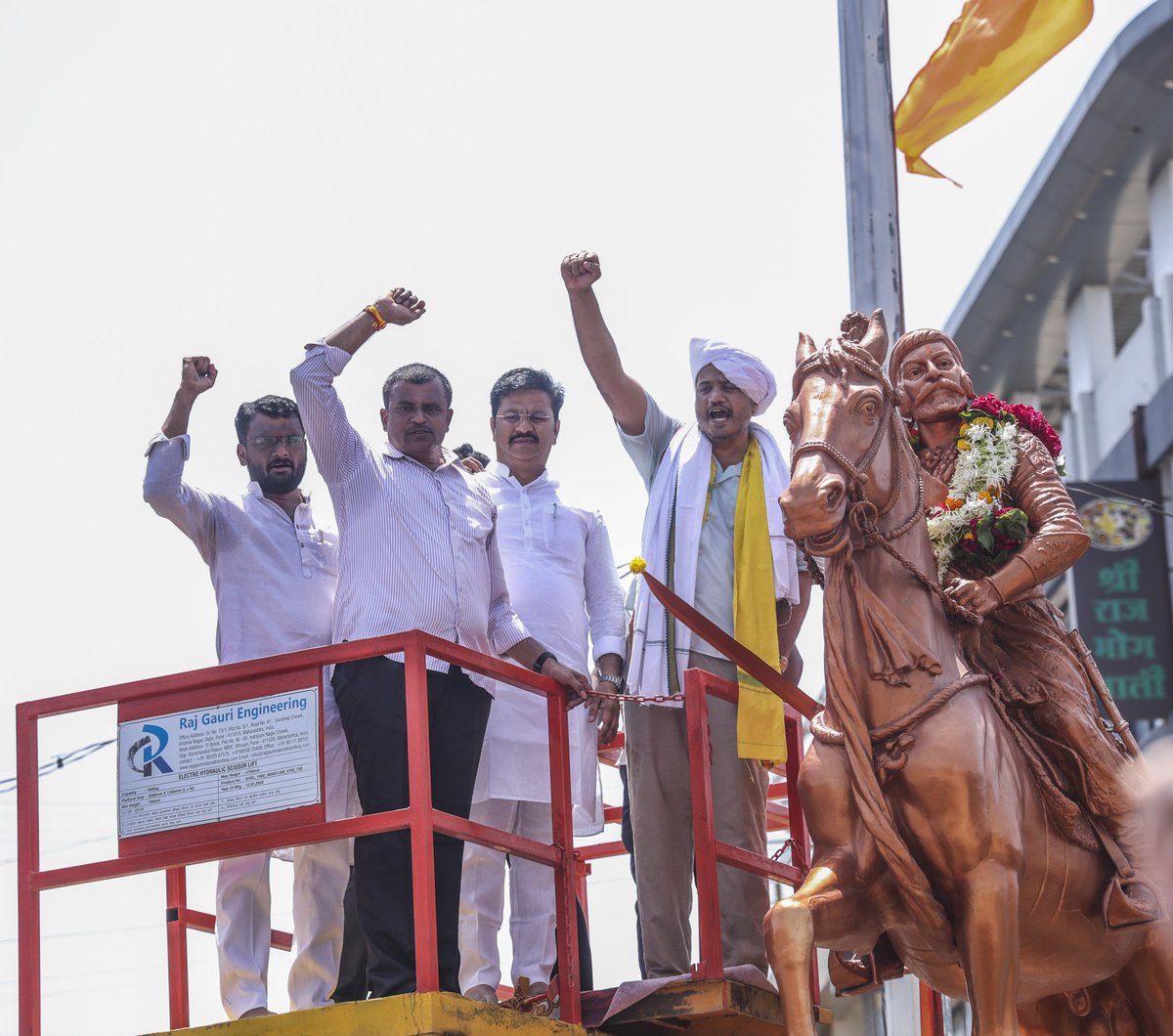 RRPSpeaks's tweet photo. अन्नत्याग आंदोलनापूर्वी पंढरपुरात छत्रपती शिवाजी महाराज आणि पुण्यश्लोक अहिल्यादेवी होळकर यांच्या पुतळ्याला पुष्पहार अर्पण करुन अभिवादन केलं आणि तमाम वारकऱ्यांचं श्रद्धास्थान असलेल्या पवित्र नामदेव पायरीवर माथा टेकून आशीर्वाद घेतले. यावेळी राज्यभरातील शेतकरी बांधव, पदाधिकारी आणि कार्यकर्ते उपस्थित होते.

#अन्नदात्यासाठी_अन्नदान_आंदोलन