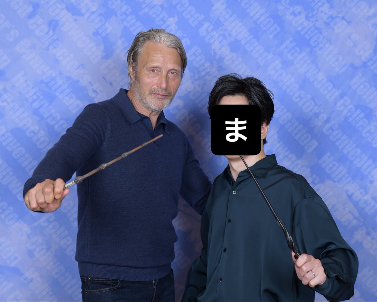 hmanocentral's tweet photo. 今回ハリコンで、グッズ持ち込みは可能ということで、ニワトコの杖持ち込み

ただハリコン初日の他の方の写真見ると、プロップをマッツさんに、持ってもらえる場合もあった模様
なので念のためファンタビのダンブルドア杖もケースにいれて、腰に装備。

撮影の際に、聞いてみたら承諾していただけた幸 https://t.co/yBMLGBKJU1