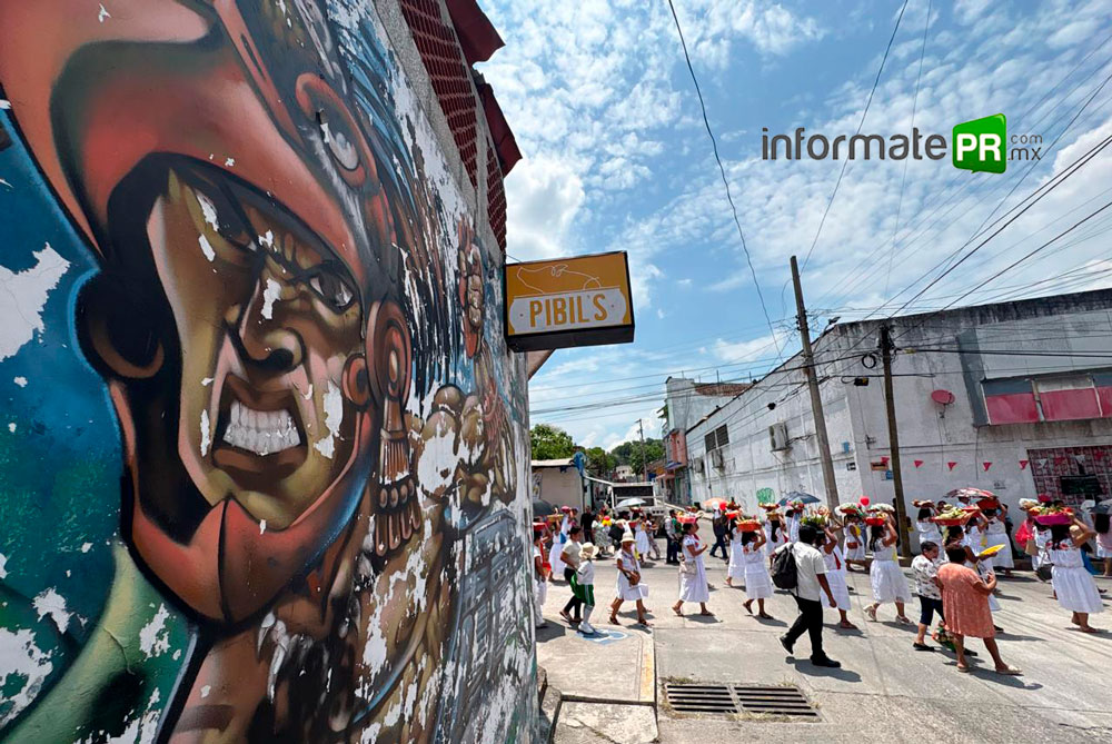 informatepr's tweet photo. Procesión del jueves de «Corpus Christi» toda una fiesta en Papantla (Foto reportaje) https://t.co/EL0x8KMwnD a través de @InformatePR Foto reportaje https://t.co/fou4vaex1v