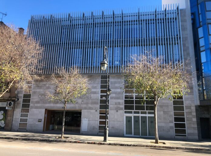 OMC_Esp's tweet photo. El Colegio de Baleares defiende la profesionalidad de los médicos y respalda al equipo directivo de Son Espases. @COMbalears 

🔗https://t.co/tT9DHVI8Qq

#medicos #respaldo #baleares https://t.co/UpKX27PAfX