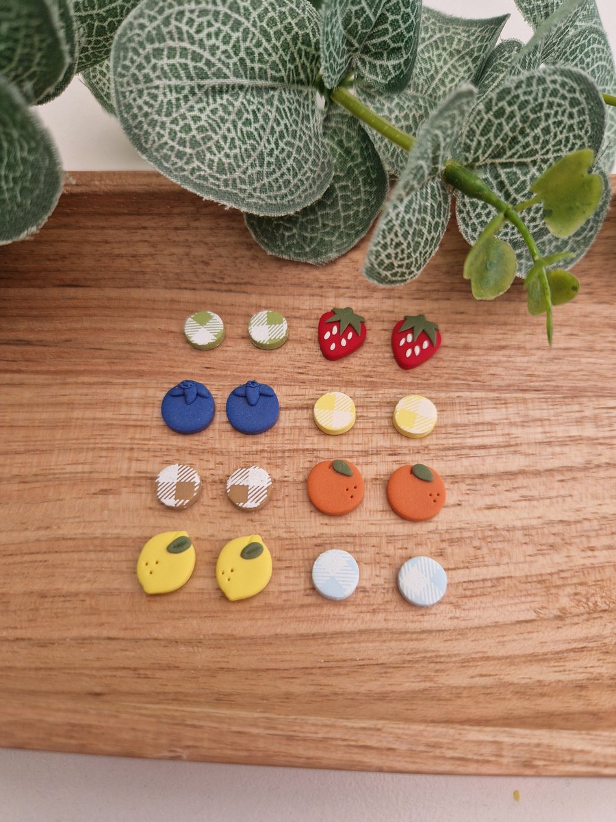 Forever_Chic__'s tweet photo. New styles and earrings coming to my #etsyshop tonight at 7pm! 

Lots of gorgeous colours and there is only one of each earring available 😁🍊🫐🍓🍋

#handmade #polymerclay #polymerclayearrings #womaninbiz #smallbiz #shopindie https://t.co/KEwYf1aE9K