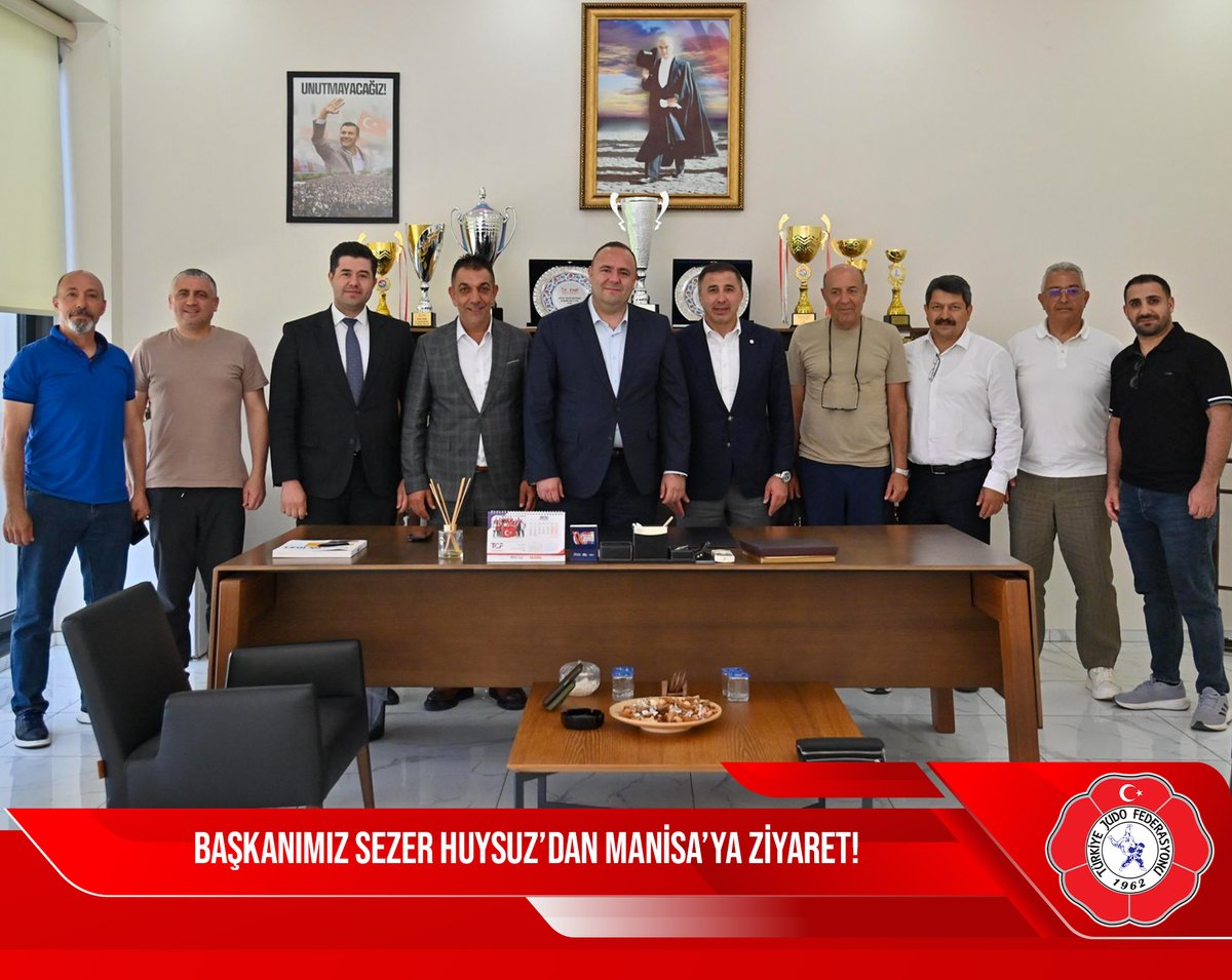 turkjudo's tweet photo. 🥋 BAŞKANIMIZ SEZER HUYSUZ’DAN MANİSA’YA ZİYARET

Federasyon Başkanımız Sezer Huysuz, çeşitli temaslarda bulunmak üzere judonun önemli şehirlerinden Manisa’yı ziyaret etti.

Başkanımız Sezer Huysuz, Şehzadeler Belediye Başkanı Sayın Hakan Şimşek’i ziyaret ederek geçtiğimiz günlerde annesini kaybetmesi nedeniyle başsağlığı dileklerini iletti ve çalışmalarında başarılar diledi.

Yunusemre Belediye Başkanı Sayın Semih Balaban ve Yunusemre Belediyespor Kulübü Başkanı Bülent Kanik ile bir araya gelen Başkanımız, judo branşına verdikleri desteklerden dolayı teşekkür ederek plaket takdiminde bulundu.

Manisa Büyükşehir Belediyespor Kulübü Başkanı Sayın Alper Ayan ve yönetim kurulu ile de görüşen Başkanımız, kulübün çalışmaları ve federasyon faaliyetleri hakkında değerlendirmelerde bulundu. Görüşmenin sonunda Alper Ayan’a judoya sundukları katkılardan dolayı teşekkür plaketi takdim edildi.

Başkanımız Sezer Huysuz ayrıca Manisa Büyükşehir Belediyesi Genel Sekreteri Sayın Burak Deste’yi de ziyaret etti. Görüşmede, sporun gelişimine yönelik iş birliği imkânları ve gelecekte hayata geçirilebilecek ortak çalışmalar ele alındı. Ziyaret sırasında Manisa Büyükşehir Belediye Başkanı Sayın Besim Dutlulu’ya da judo camiamızın selam ve saygıları iletildi.

#TürkiyeJudoFederasyonu