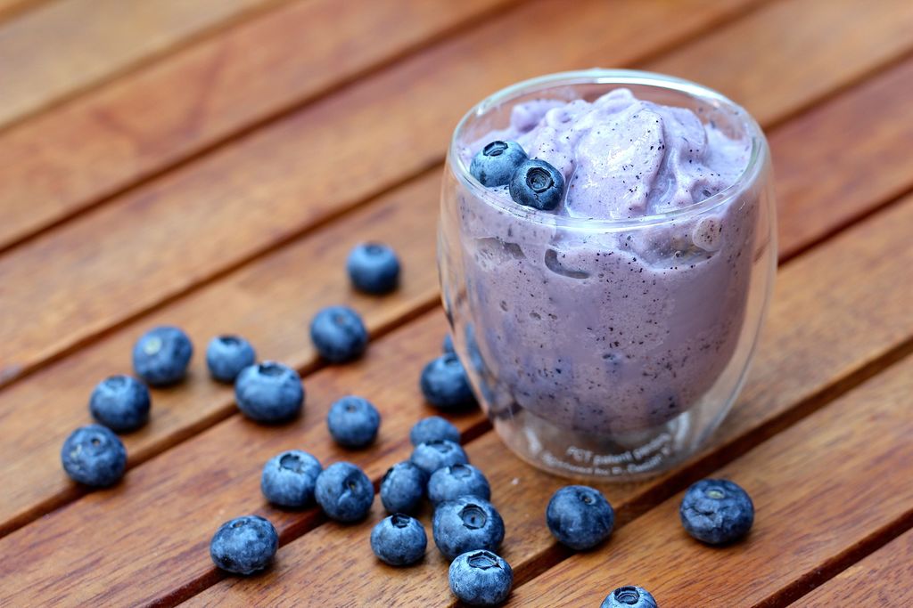 ChaotikDSJS's tweet photo. Just tried the organic wild blueberries I ordered! Sweet, plump, no weird aftertaste—way better than conventional ones, worth every penny for morning smoothies.  #GroceryFind https://t.co/oNizR6u7QW