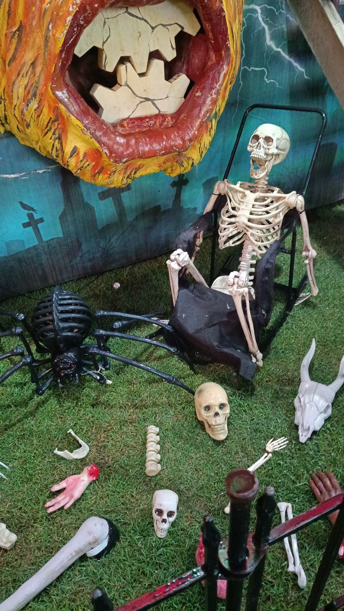 spare4PEAR's tweet photo. That skeleton is getting straight mandibles from that spider bro😭😭 https://t.co/ojVonzq6Ce