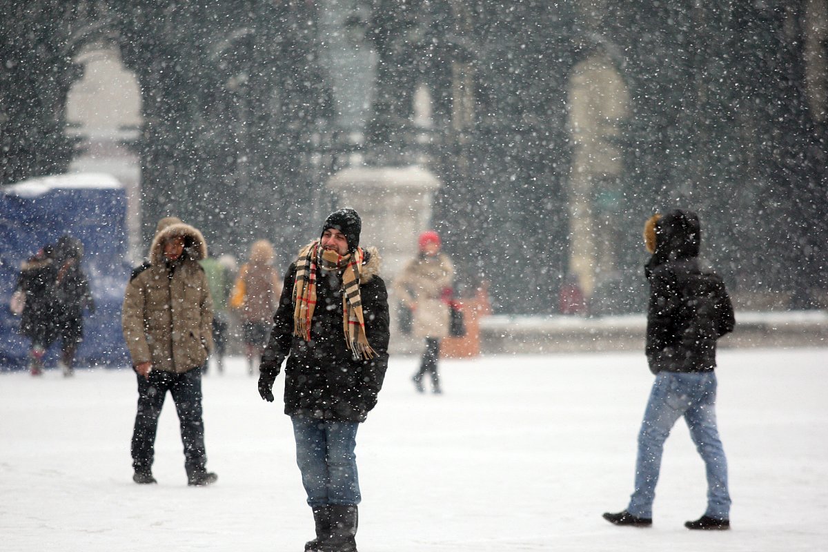 NaadiraChenia's tweet photo. [Wow! Fresh snow blankets the city, turning every street into a quiet winter wonderland  Perfect morning for a hot cocoa and a walk!]， https://t.co/HxfQgjQWek