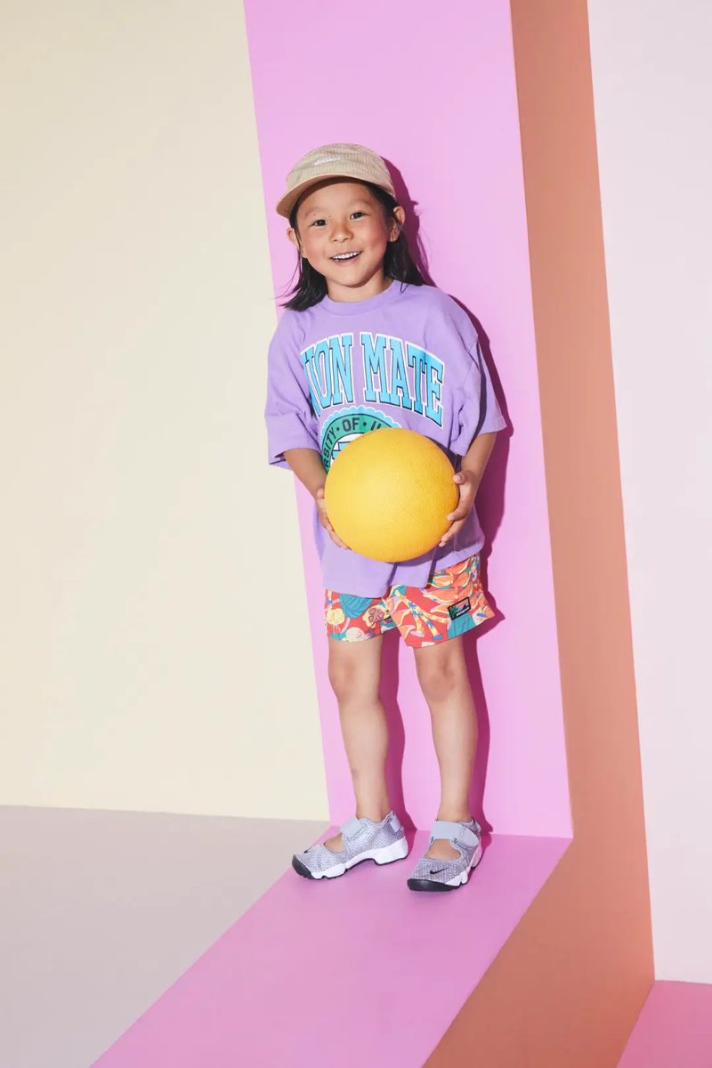 Hug_Mug's tweet photo. \水遊びもおしゃれもこれでOK！/
【夏の最強キッズシューズ！SNAP8選】

〈NIKE〉の人気キッズシューズ  「リフト」と「サンレイプロテクト」を履きこなす、おしゃれキッズをキャッチ📸✨

🌊じゃぶじゃぶ池  🏖海遊び  🌳公園遊び

夏のアクティブシーンにぴったり！
素足でも🧦ソックス合わせでも楽しめる足元コーデにも注目👀

SNAPはこちら▷▷https://t.co/44IJrlmoZa

#PR #ABCマートキッズ #スナップ #HugMug #ハグマグ #子ども #親子 #ファミリー #子育て