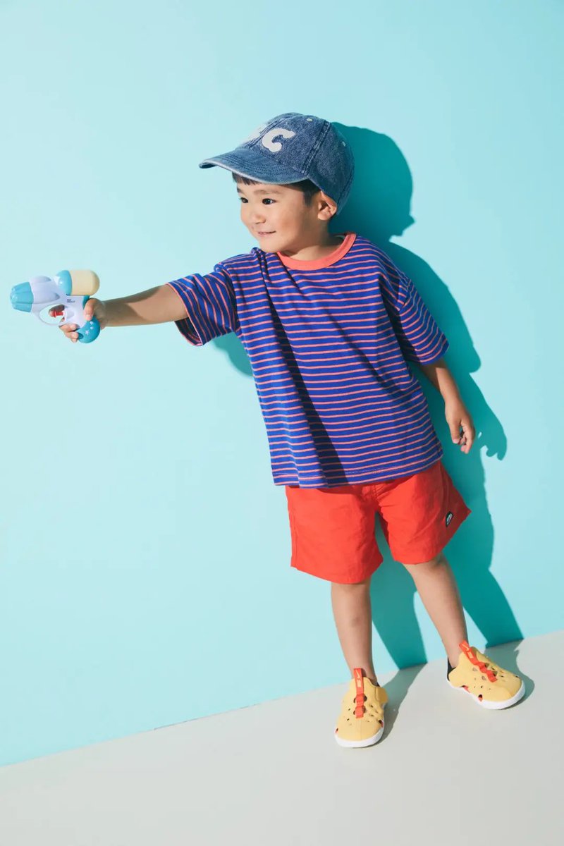 Hug_Mug's tweet photo. \水遊びもおしゃれもこれでOK！/
【夏の最強キッズシューズ！SNAP8選】

〈NIKE〉の人気キッズシューズ  「リフト」と「サンレイプロテクト」を履きこなす、おしゃれキッズをキャッチ📸✨

🌊じゃぶじゃぶ池  🏖海遊び  🌳公園遊び

夏のアクティブシーンにぴったり！
素足でも🧦ソックス合わせでも楽しめる足元コーデにも注目👀

SNAPはこちら▷▷https://t.co/44IJrlmoZa

#PR #ABCマートキッズ #スナップ #HugMug #ハグマグ #子ども #親子 #ファミリー #子育て