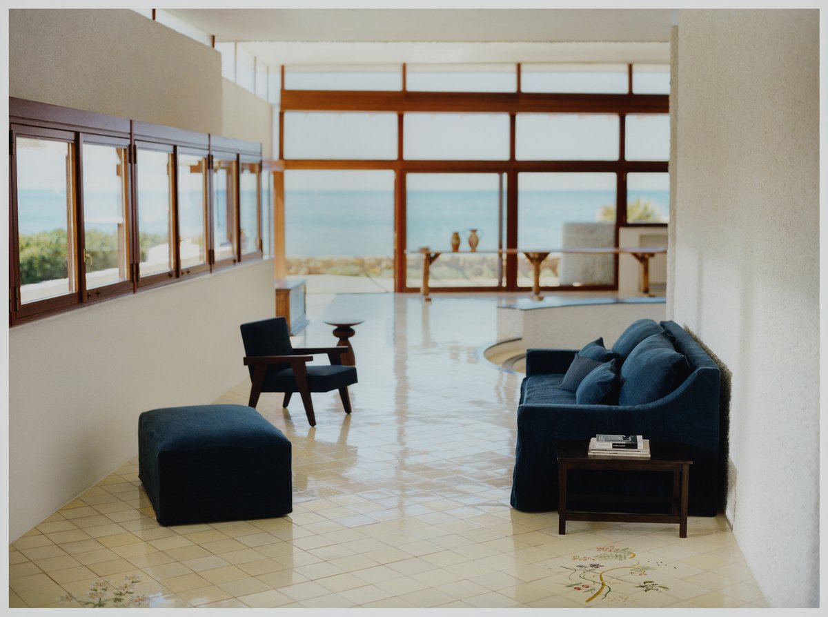 zarahome's tweet photo. BLUE HORIZONS

Summer is sketched in stripes and contrasts of colour. The light opens up to the sea. The line between indoors and outdoors is blurred.

Villa La Saracena, by the architect Luigi Moretti, 1957.

Discover the new editorial at https://t.co/vUtnNlKA90
#zarahome https://t.co/WmxBgaYuwg