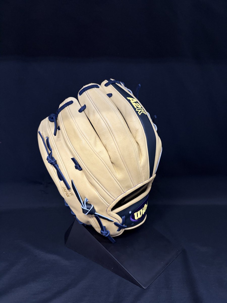 info42648043's tweet photo. Wilson
US最高峰MODEL グラブ入荷🇺🇸

【A2K for JAPAN】

型番：1787(11.75㌅)
カラー：ブロンド
価格：税込定価71,500円→すみれ価格は…

1個のみですのでお早めに😊

#すみれスポーツ #wilsonbaseball #wilson #ウイルソン #59000 https://t.co/xQdJqvWrJI