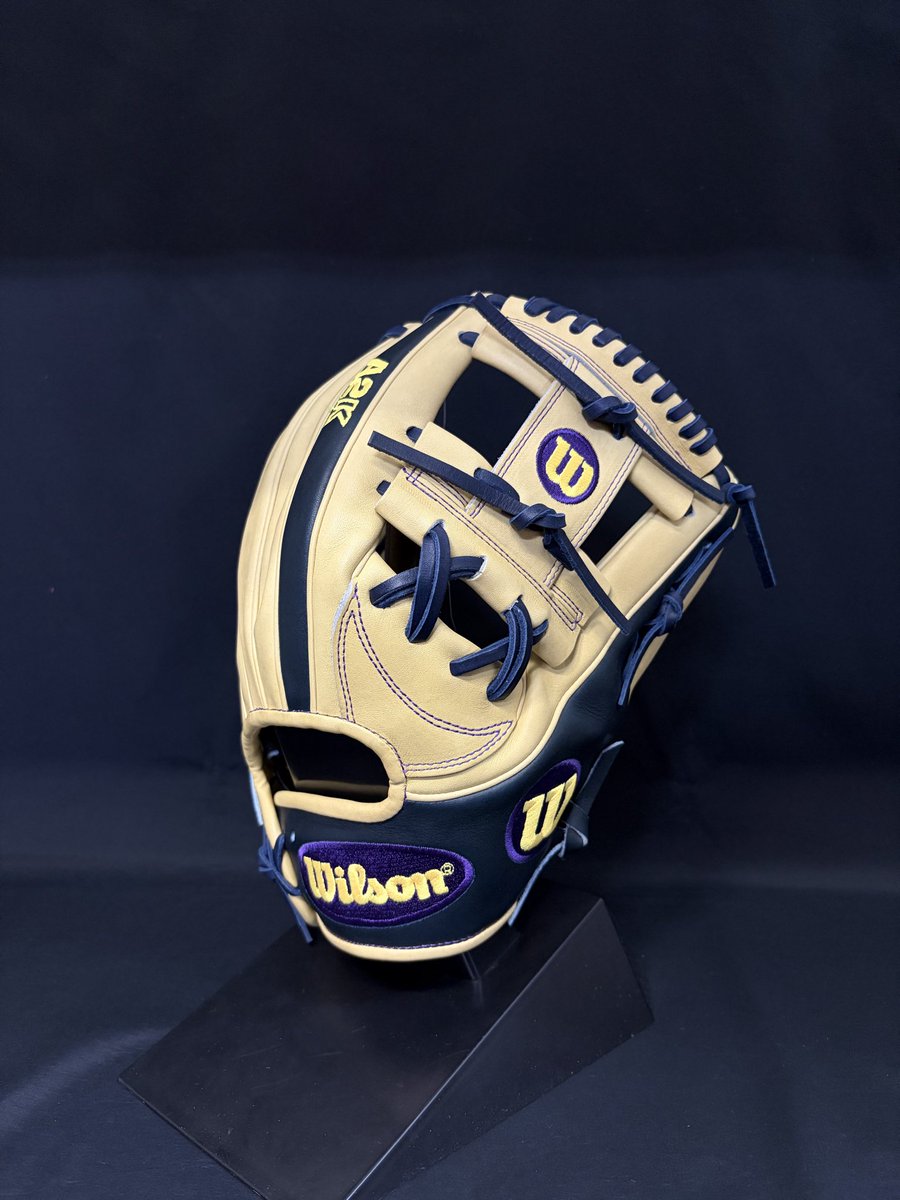 info42648043's tweet photo. Wilson
US最高峰MODEL グラブ入荷🇺🇸

【A2K for JAPAN】

型番：1787(11.75㌅)
カラー：ブロンド
価格：税込定価71,500円→すみれ価格は…

1個のみですのでお早めに😊

#すみれスポーツ #wilsonbaseball #wilson #ウイルソン #59000 https://t.co/xQdJqvWrJI
