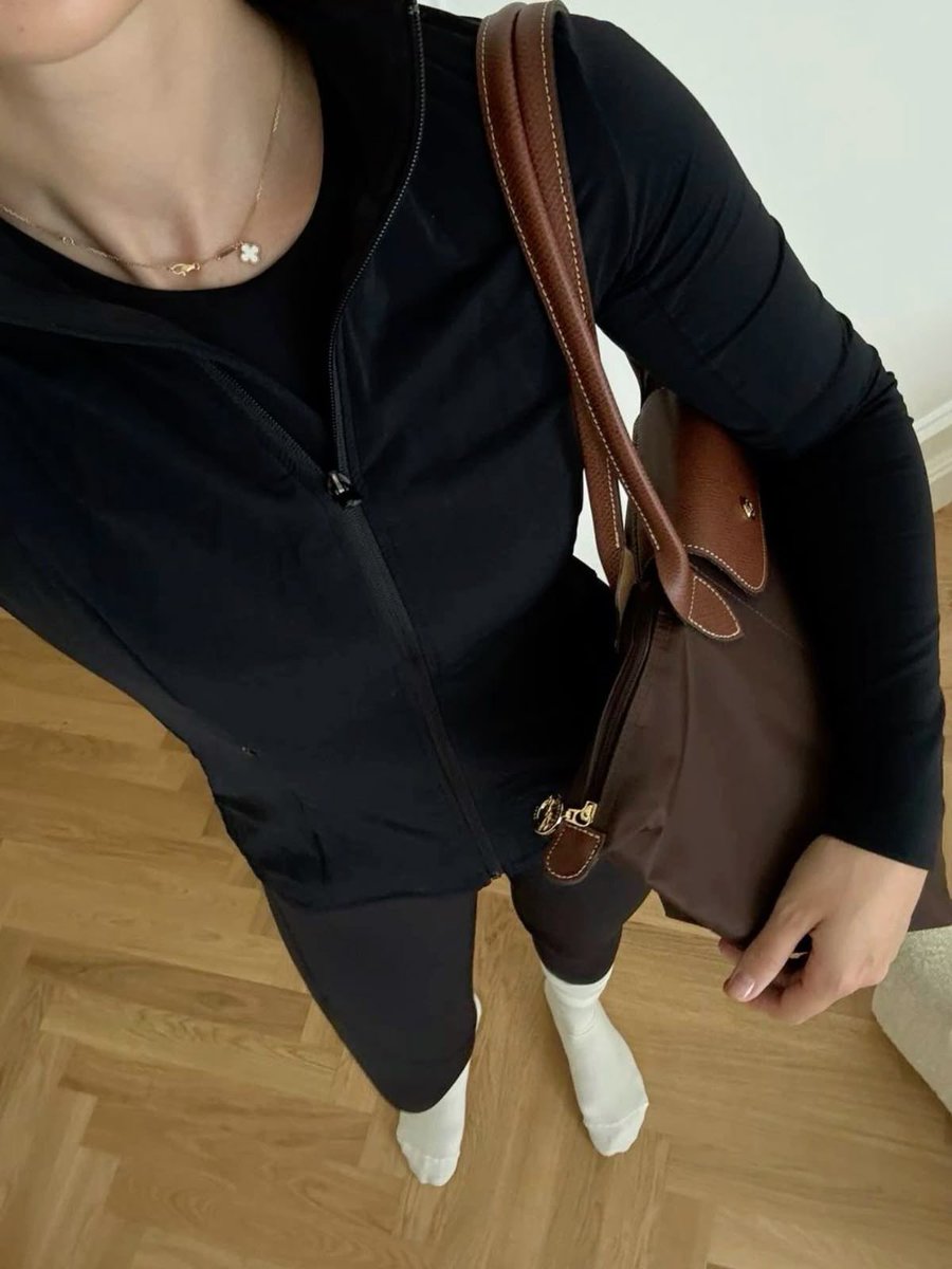 drromancez's tweet photo. ส่งต่อ Longchamp S long ebony🤎
สีตามหาสีหายากค่ะ ใบนี้สภาพโดยรวมยังดี ใช้งานต่อได้ยาวๆค่ะ ขอบมุมสวย ใส่ไอแพดได้ค่ะ ส่งต่อ 2190 บาท✨
#ส่ง���่อกระเป๋า #ส่งต่อlongchampแท้ #longchampthailand #longchampsecond #ส่งต่อlongchamp
#กระเป๋าlongchamp https://t.co/TiAap4EazQ