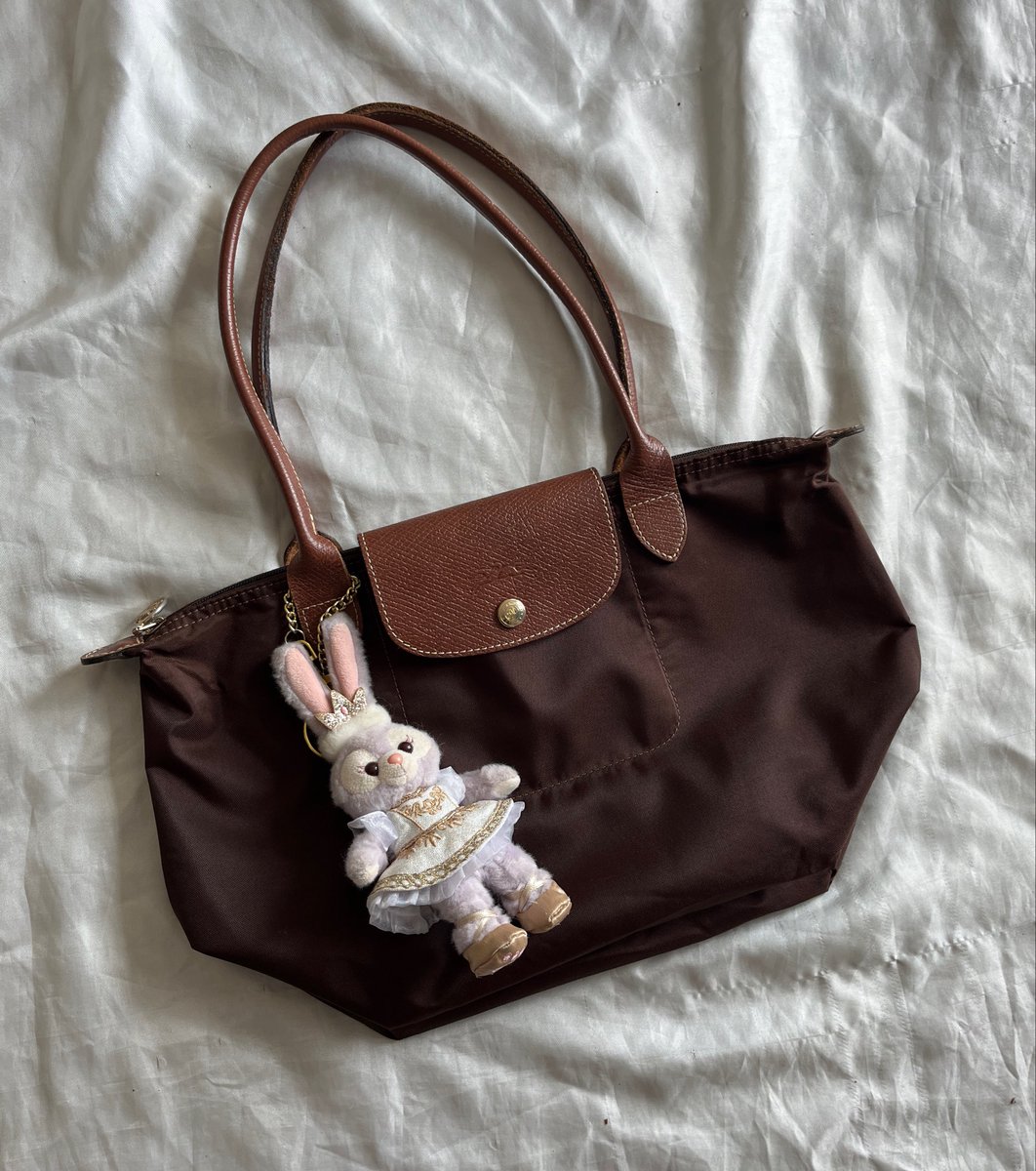 drromancez's tweet photo. ส่งต่อ Longchamp S long ebony🤎
สีตามหาสีหายากค่ะ ใบนี้สภาพโดยรวมยังดี ใช้งานต่อได้ยาวๆค่ะ ขอบมุมสวย ใส่ไอแพดได้ค่ะ ส่งต่อ 2190 บาท✨
#ส่ง���่อกระเป๋า #ส่งต่อlongchampแท้ #longchampthailand #longchampsecond #ส่งต่อlongchamp
#กระเป๋าlongchamp https://t.co/TiAap4EazQ