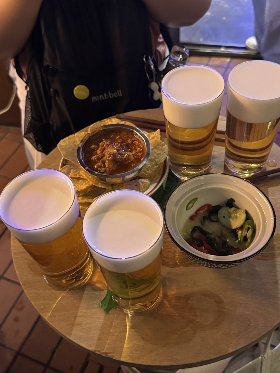 naaah_h's tweet photo. 어제 충무로 소 갔는데 카스가 이런 맛이 날 수 있는지 처음 알았음 진짜 충격
크림이 진짜 조밀하고 맥주 맛도 내가 아는 그 맛이 아니었어
다리 아픈줄도 모르고 한 2시간 서있었던듯.. 친구들이랑 여기 회사 근처 아니어서 다행이라고 퇴근길에 뚝딱 마셔대서 알코홀릭될뻔했다고 함
#파라감 https://t.co/xUrITvK6Z1