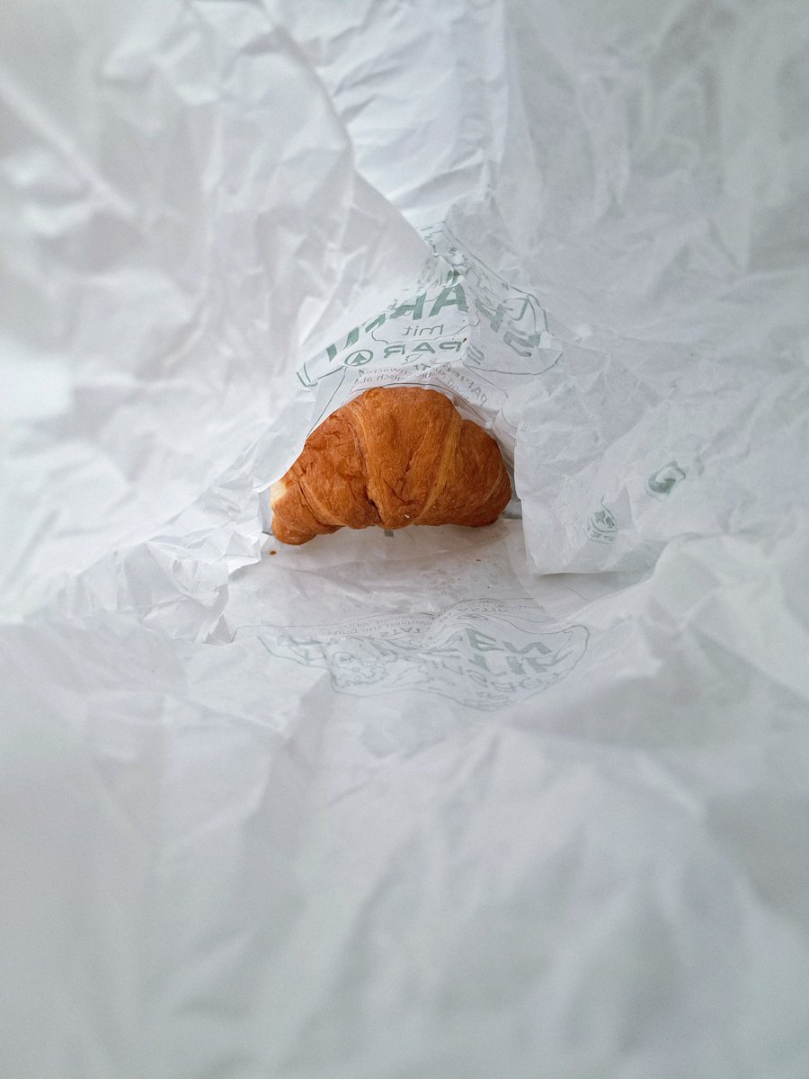 ansokoo's tweet photo. do i wake up to "good morning beautiful, how did you sleep?" texts from my boyfriend? no.

does he, however, leave bags of pastries on my laptop before going to work? yes.

and that's honestly better. https://t.co/Pj8bDFzRTq