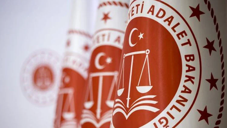 gundem7x24's tweet photo. Haksız fiyat soruşturmasıyla beyaz et sektöründeki 13 şirkete denetim kayyumu atandı, 32 şüpheli gözaltına alındı.

Adli işlem başlatılan 13 firma:

▪️Banvit Bandırma Vitaminli Yem Sanayi A.Ş.

▪️Şenpiliç Gıda Sanayi A.Ş.

▪️Abalıoğlu Lezita Gıda Sanayi Anonim Şirketi

▪️Er Piliç Entegre Tavukçuluk Üretim Pazarlama ve Ticaret Anonim Şirketi

▪️Bupiliç Entegre Gıda Sanayi Ticaret Anonim Şirketi

▪️Hastavuk Gıda Tarım Hayvancılık Sanayi ve Ticaret A.Ş.

▪️As Ofis Damızlık Yumurta Yem Gıda Sanayi ve Ticaret A.Ş.

▪️Bakpiliç Entegre Tavukçuluk Anonim Şirketi

▪️Keskinoğlu Tavukçuluk ve Damızlık İşletmeleri Sanayi Ticaret Anonim Şirketi

▪️Gedik Tavukçuluk ve Tarım Ürünleri Sanayi ve Ticaret AŞ

▪️Orvital Organik Gıda Ürün ve Danışmanlık Sanayi ve Ticaret Limited Şirketi

▪️Ak Piliç Ticaret Limited Şirketi

▪️Ay-Pi Tavukçuluk Gıda Hayvancılık Sanayi ve Ticaret A.Ş.