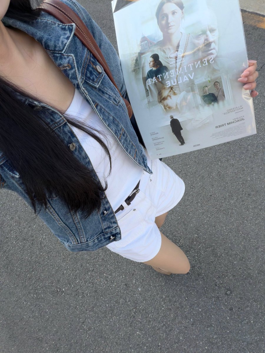 lesierju's tweet photo. 독립 영화관에서 받은 포스터 달랑달랑 들고 돌아다니기 너무 좋은 계절이에요… 그냥 계속 걷는 거지 뭐 https://t.co/7FAe74mbER