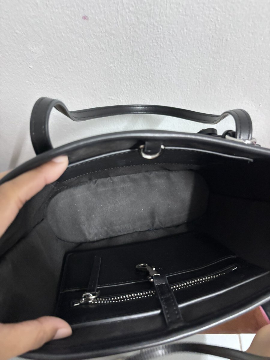 inthe_jn's tweet photo. #ส่งต่อ กระเป๋า￼  CHUUCHOP - The Classy bag กระเป๋าถือหนังกลับ ทรง Tote bag จุของได้เยอะ ใส่ไอแพดได้ 

อปก.ครบ 
500 รวมส่ง
ทักมาดูได้ มารับน้องไปหน่อยค่า ไม่อยากเก็บจะย้ายห้อง
#chuuchop #ส่งต่อchuuchop #ส่งต่อกระเป๋า #ส่งต่อเสื้อผ้ามือสองสภาพดี #โล๊ะตู้เสื้อผ้า #ส่งต่อstylist https://t.co/KCwwhmMGrP