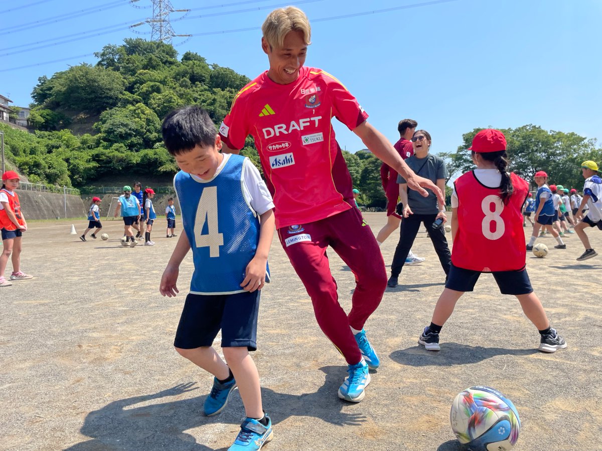 fmarinos_yyy's tweet photo. 🏫━サッカースペシャルキャラバン━⚽️

粟田小学校はゴールキーパーコンビ
#朴一圭 選手と #木村凌也 選手が
遊びに行きました🧤🥅🧤

GK2人によるオーバースローに
子どもたちは大盛り上がり✨

マリノス君、マリノスケ、マリンの
黒板アートで歓迎してくれました🐥⚓️

#fmarinos #横須賀市 https://t.co/sLZ8ojzBmm