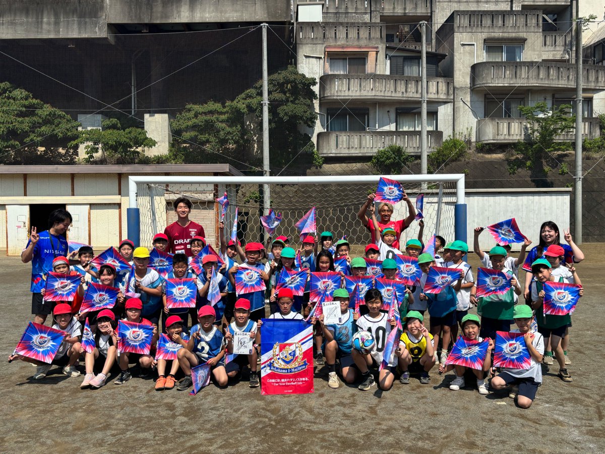 fmarinos_yyy's tweet photo. 🏫━サッカースペシャルキャラバン━⚽️

粟田小学校はゴールキーパーコンビ
#朴一圭 選手と #木村凌也 選手が
遊びに行きました🧤🥅🧤

GK2人によるオーバースローに
子どもたちは大盛り上がり✨

マリノス君、マリノスケ、マリンの
黒板アートで歓迎してくれました🐥⚓️

#fmarinos #横須賀市 https://t.co/sLZ8ojzBmm