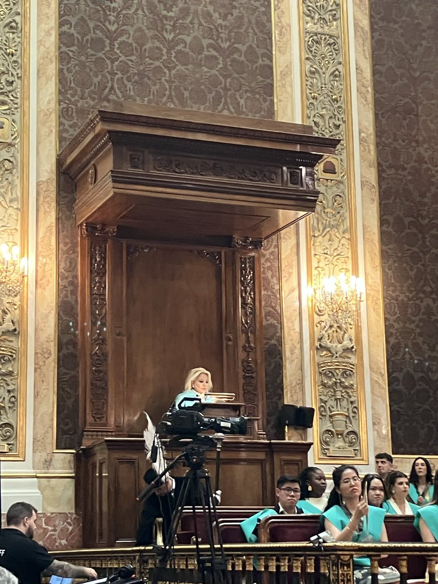 optica_ucm's tweet photo. 🎓 Celebramos el pasado miércoles la graduación del Grado en Óptica y Optometría y de los másteres de la Facultad. 
El acto estuvo presidido por el rector y el decano, e incluyó el emotivo discurso de la Profa. Celia Sánchez-Ramos.

¡Enhorabuena a todos los graduados! https://t.co/Bpd1Qdv7sc