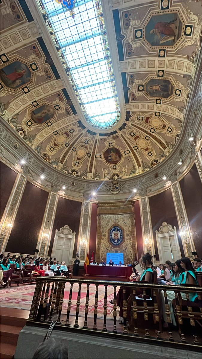 optica_ucm's tweet photo. 🎓 Celebramos el pasado miércoles la graduación del Grado en Óptica y Optometría y de los másteres de la Facultad. 
El acto estuvo presidido por el rector y el decano, e incluyó el emotivo discurso de la Profa. Celia Sánchez-Ramos.

¡Enhorabuena a todos los graduados! https://t.co/Bpd1Qdv7sc