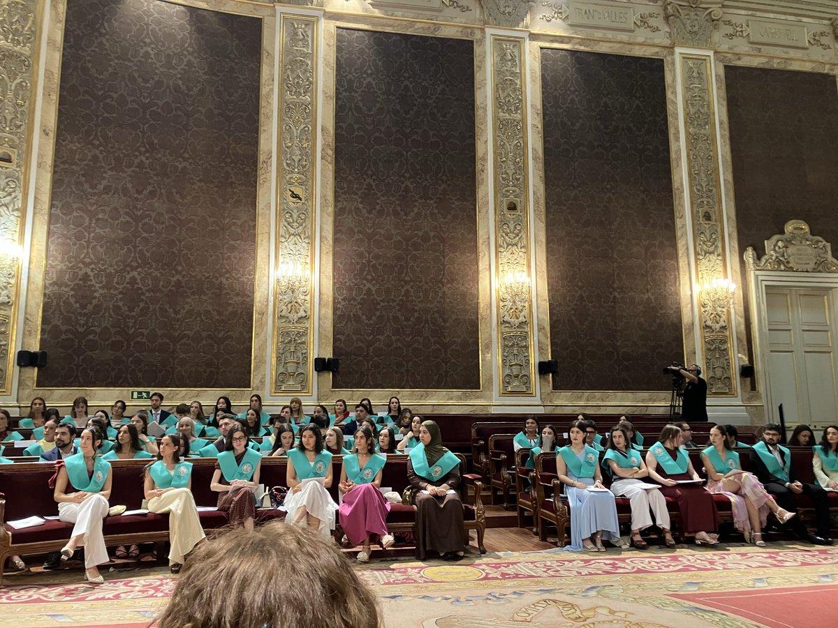 optica_ucm's tweet photo. 🎓 Celebramos el pasado miércoles la graduación del Grado en Óptica y Optometría y de los másteres de la Facultad. 
El acto estuvo presidido por el rector y el decano, e incluyó el emotivo discurso de la Profa. Celia Sánchez-Ramos.

¡Enhorabuena a todos los graduados! https://t.co/Bpd1Qdv7sc