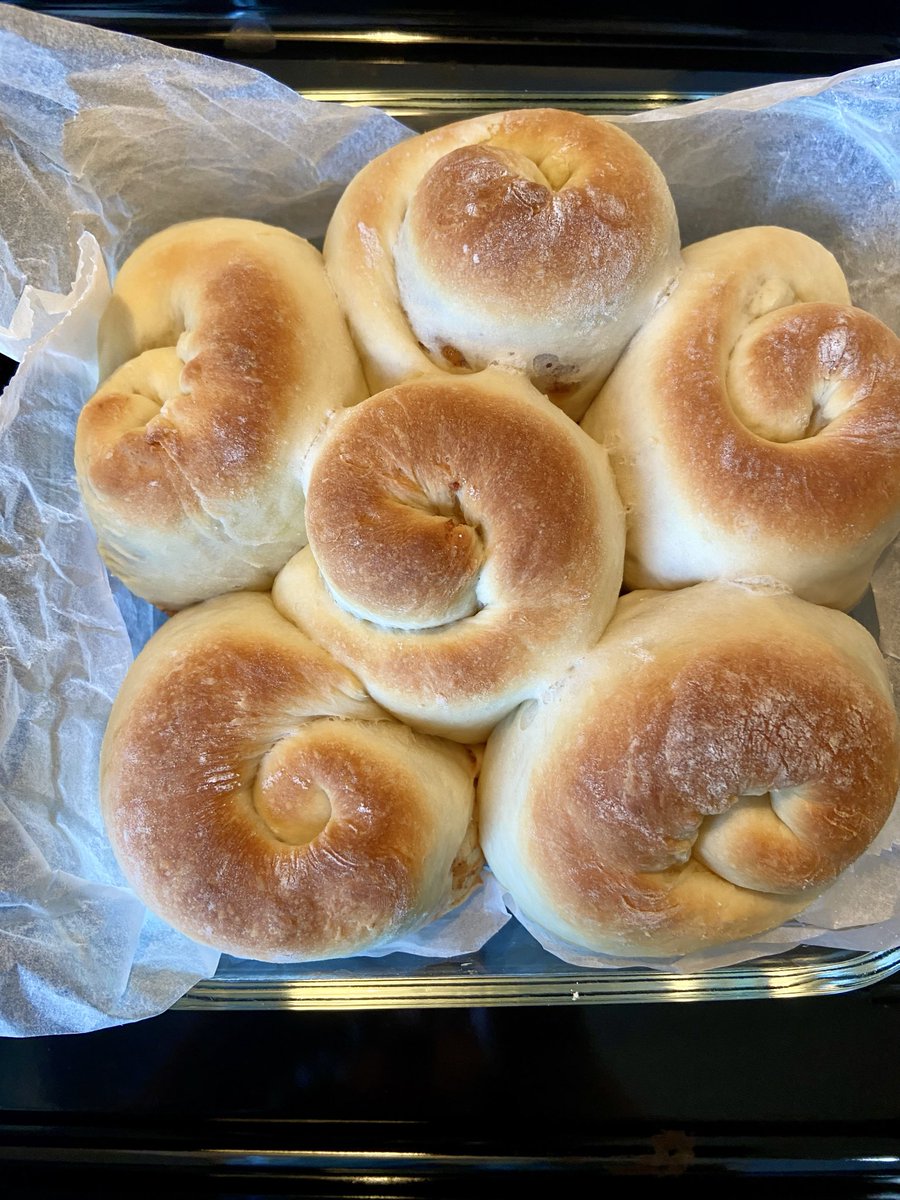 Link_PR_IR's tweet photo. 業務開始前に生地作って昼休みに焼いたりんごパン🥐
ちょっと歪だけど可愛く焼けた〜🍎 https://t.co/b1d0SoQcJt