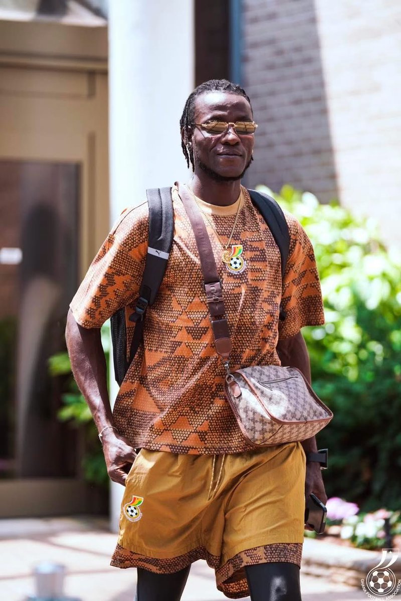 Exhibitjnr18's tweet photo. Benjamin touched down in Rhode Island for the first time 👊👍🇬🇭 Best moment ever 🤟🇬🇭

#GHANAFOOTBALLASSOCIATION #GhanaNews #blackstar #ghanafootball #FIFAWorldCup #Benjaminasare https://t.co/Y0OSnNABpn