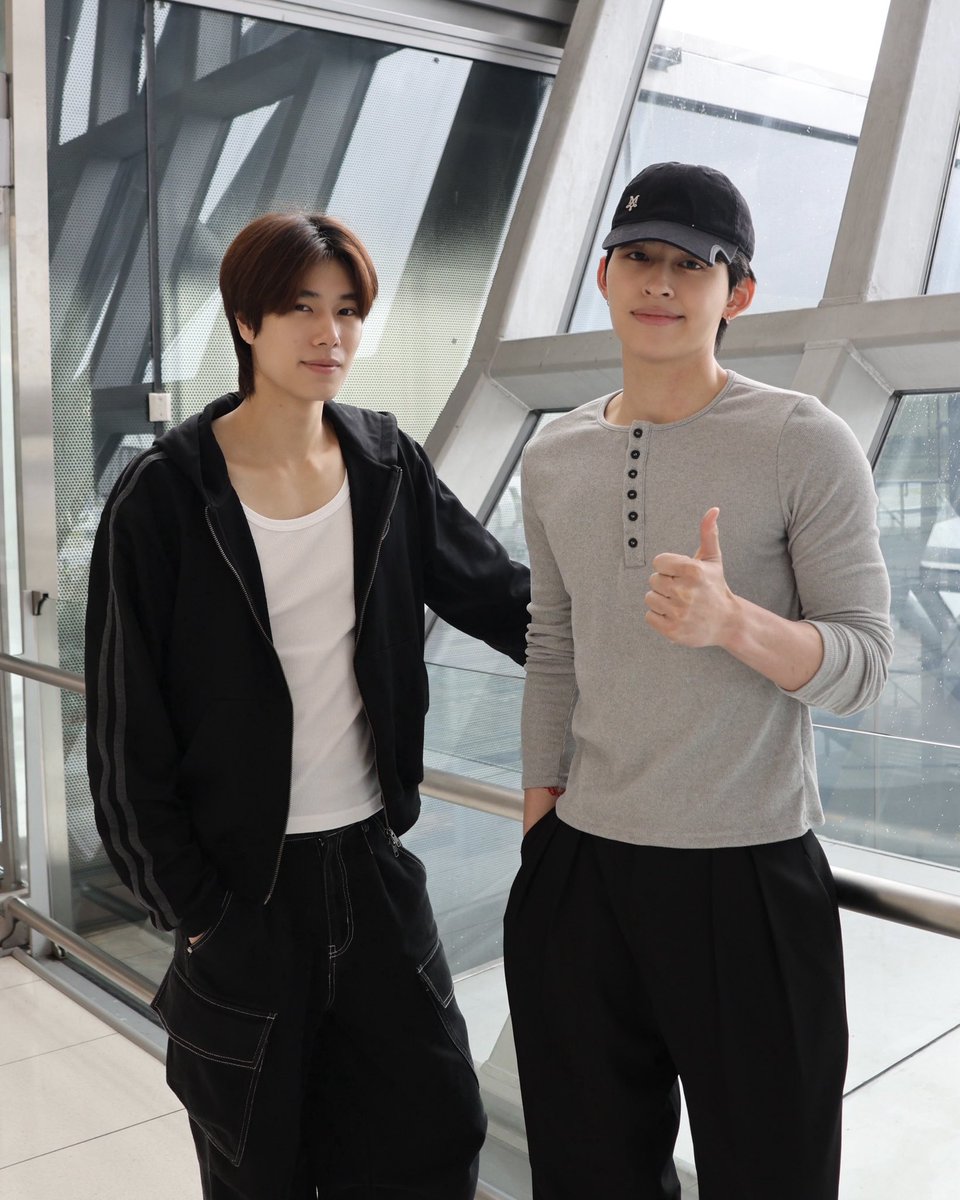 angilkm's tweet photo. Como pode o Pond estar maior de uma foto pra outra??? Meu Deus, ele indo maior pra Hong Kong KKKKKKKKK

#PondPhuwinRendezvousInHongKong 
#pondphuwin https://t.co/Kh8ibvxdn5