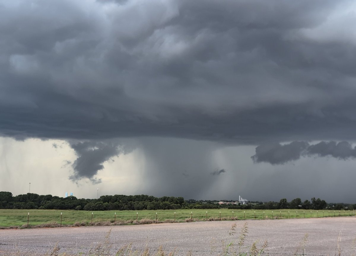 Radar_Observer's tweet photo. 降水コアが落下する瞬間。このあと、アーク雲が出来てレーダーでもガストフロントが確認できた。
自分がレーダー画像から想像していた雹の落下プロセスと違うように見える。現象を直接観察することの重要性を再認識。 https://t.co/Fcz0qkJyKb