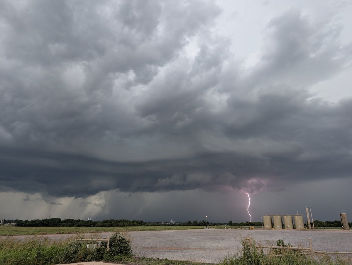 Radar_Observer's tweet photo. 降水コアが落下する瞬間。このあと、アーク雲が出来てレーダーでもガストフロントが確認できた。
自分がレーダー画像から想像していた雹の落下プロセスと違うように見える。現象を直接観察することの重要性を再認識。 https://t.co/Fcz0qkJyKb