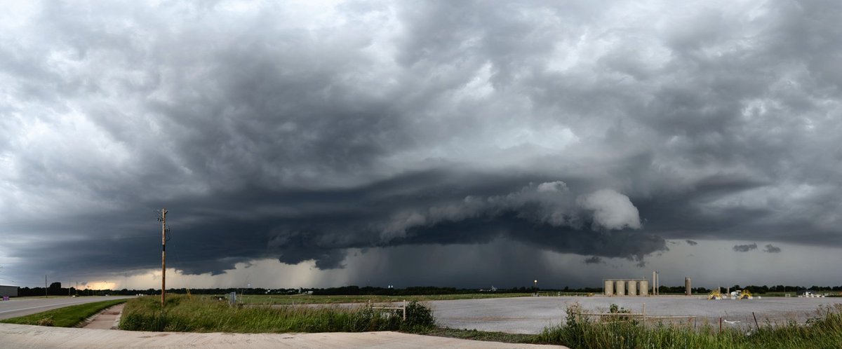 Radar_Observer's tweet photo. 降水コアが落下する瞬間。このあと、アーク雲が出来てレーダーでもガストフロントが確認できた。
自分がレーダー画像から想像していた雹の落下プロセスと違うように見える。現象を直接観察することの重要性を再認識。 https://t.co/Fcz0qkJyKb