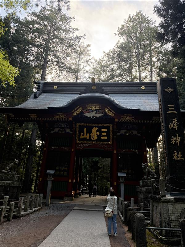 afs_0201's tweet photo. 営業さんと三峯神社に行ってきました⛩️✨

実は秩父って初めてだったんですが、
想像以上に「The 山！！🌲⛰️」って感じでびっくり😳
自然に囲まれてすごくリフレッシュできました😊

…ただ！！

売店を楽しみにしていたのに到着したのは閉店10分後😭💦

御守りはまた次回の楽しみに取っておこうと思います😂

#AFSのOFFショット
#三峯神社
#秩父
#プチ旅行
#リフレッシュ