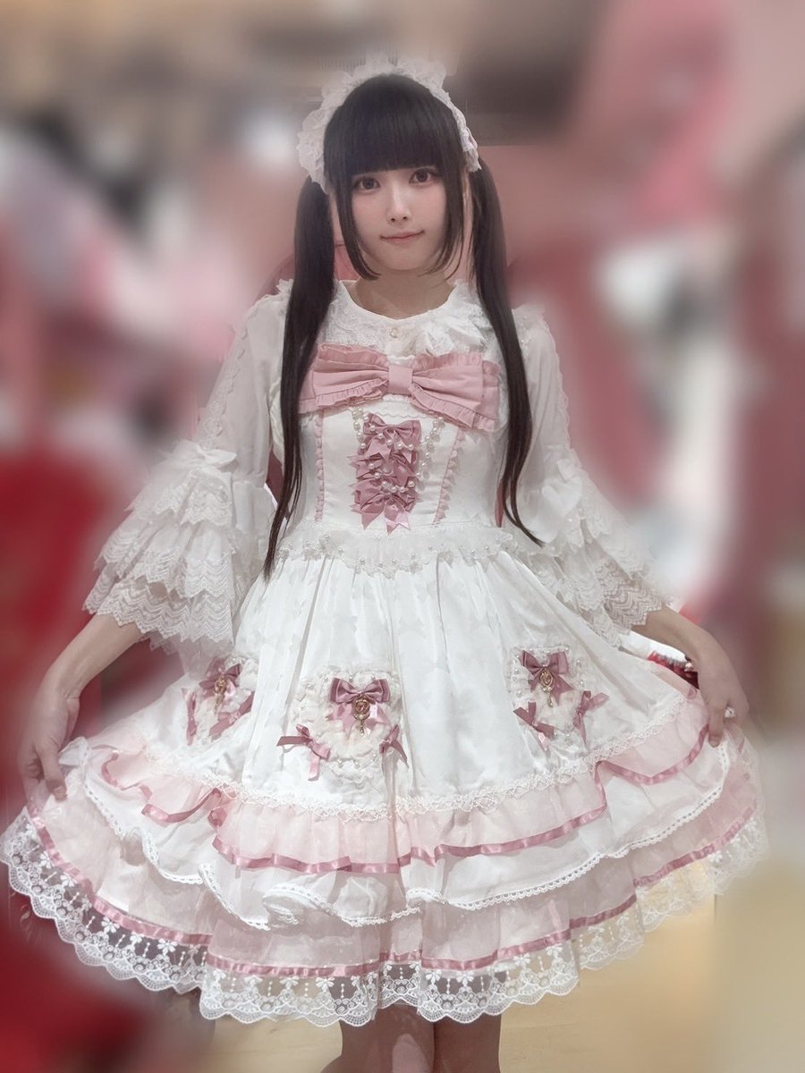 ToAlice_M's tweet photo. ♡ #ToAlice原宿本店 ♡

スタッフの六花です🌼

リボン柄の生地と胸元の大きなリボンが目を惹くドレスのご紹介🎀
白×ピンクの色合いがかわいいです🤍🩷
スカートのチャームは魔法少女みたいでときめきます🪄︎︎✨️

・ドレス    ¥19140
・ブラウス ¥ 9570
(着用Sサイズ)

#ToAlice #ToAliceStaff https://t.co/jUzxDC3HIJ