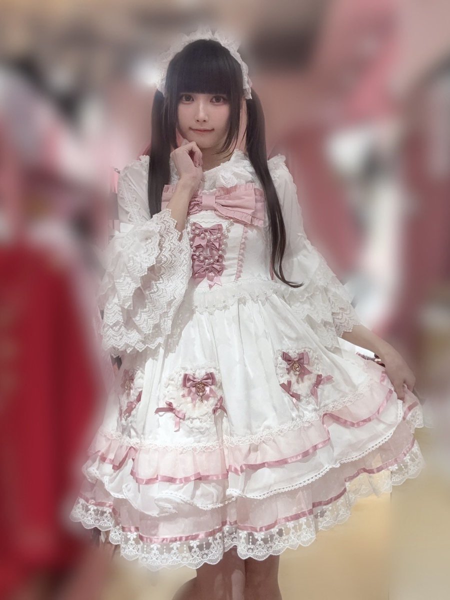 ToAlice_M's tweet photo. ♡ #ToAlice原宿本店 ♡

スタッフの六花です🌼

リボン柄の生地と胸元の大きなリボンが目を惹くドレスのご紹介🎀
白×ピンクの色合いがかわいいです🤍🩷
スカートのチャームは魔法少女みたいでときめきます🪄︎︎✨️

・ドレス    ¥19140
・ブラウス ¥ 9570
(着用Sサイズ)

#ToAlice #ToAliceStaff https://t.co/jUzxDC3HIJ