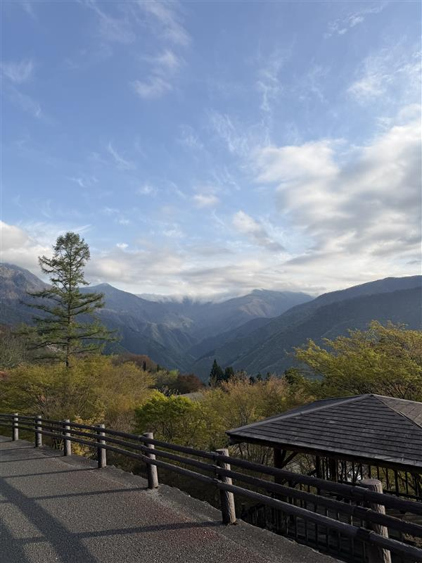 afs_0201's tweet photo. 営業さんと三峯神社に行ってきました⛩️✨

実は秩父って初めてだったんですが、
想像以上に「The 山！！🌲⛰️」って感じでびっくり😳
自然に囲まれてすごくリフレッシュできました😊

…ただ！！

売店を楽しみにしていたのに到着したのは閉店10分後😭💦

御守りはまた次回の楽しみに取っておこうと思います😂

#AFSのOFFショット
#三峯神社
#秩父
#プチ旅行
#リフレッシュ