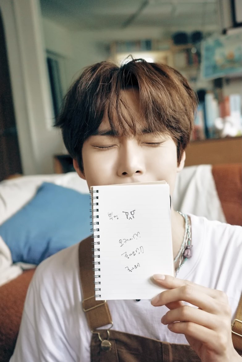 KDY_INA's tweet photo. 💌 Surat Doyoung - Sound of Memories 

“Halo! Ini Doyoungie
Bagaimana kabarmu?
Kamu sering muncul dalam mimpiku akhir-akhir ini. Itu wajah yang tidak bisa dan belum pernah kulihat. Tapi aku tahu aja kalau itu kamu.
Sekarang kamu pasti sudah harus tahu kalau aku sangat merindukanmu, kan?
Aku baik-baik saja, jadi makan yang banyak, tidur nyenyak dan jangan sakit,
Aku harap kamu melalui segalanya dengan baik sambil memimpikan sesuatu.
Ketika kita bertemu lagi, mari saling menyapa dengan senyuman tanpa penyesalan.
Aku pasti akan muncul di depanmu lagi dengan keren.
Sampai jumpa lagi.”

#NCT도영 #DOYOUNG #도영 #ドヨン