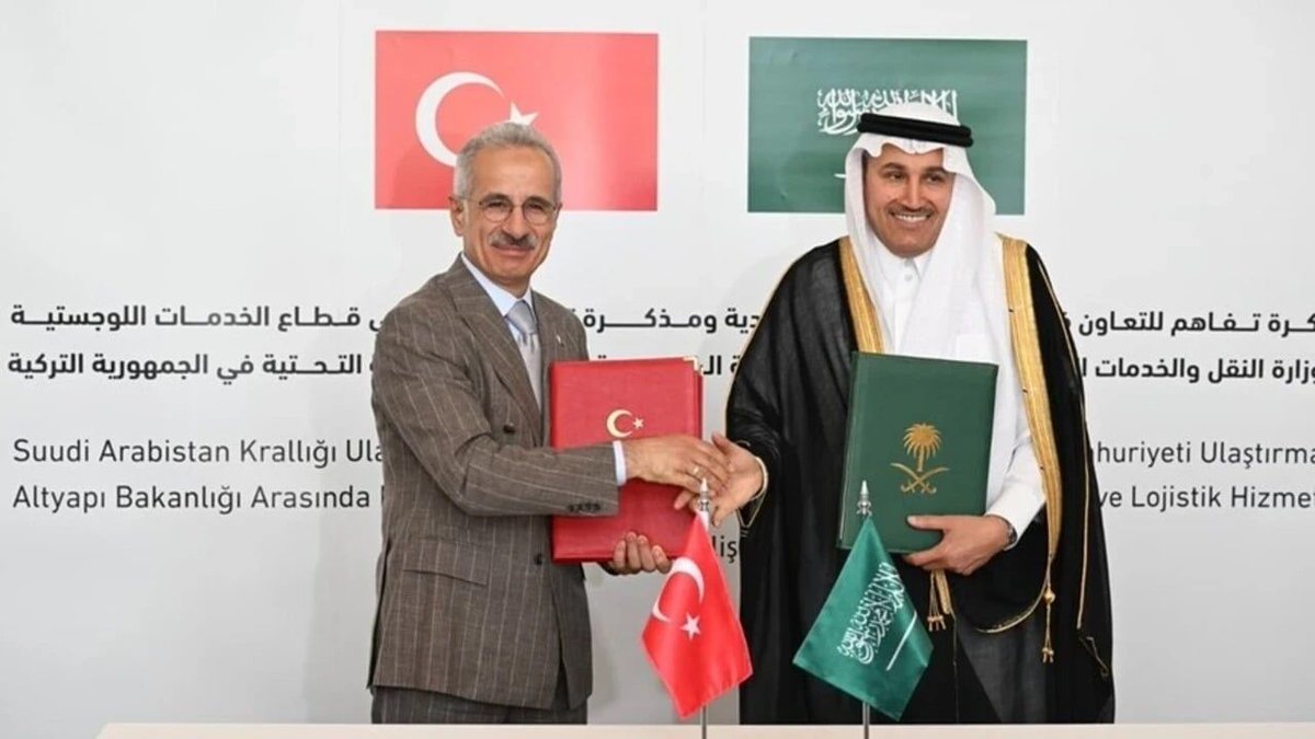 TurkPressMedia's tweet photo. خبير سعودي: الربط السككي مع #تركيا بديل استراتيجي للممرات البحرية المهددة

https://t.co/Jqu8q087mf https://t.co/2FyqWwYeV4