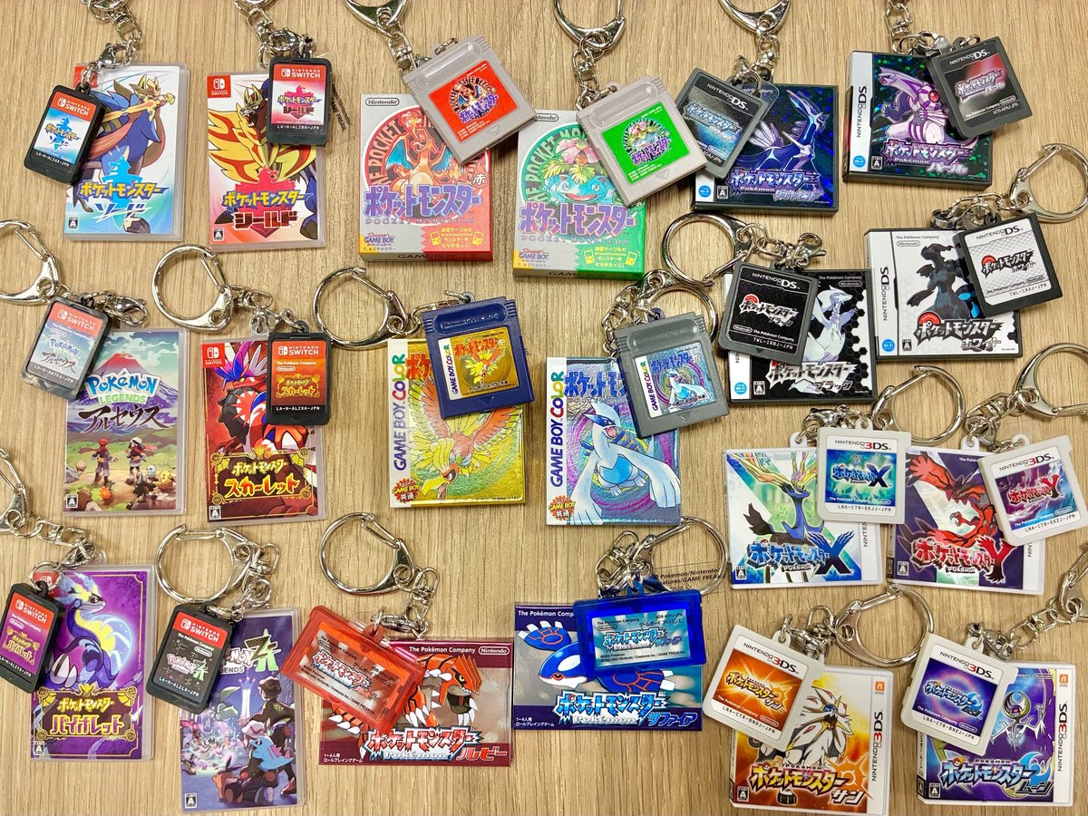 gamespark's tweet photo. 『ポケモン』歴代パッケージがTシャツやキーホルダーに！思い出にグッとくる30周年記念グッズを6月18日10時よりオンライン販売
https://t.co/KkloDR2S9O https://t.co/t5wDudp9mm