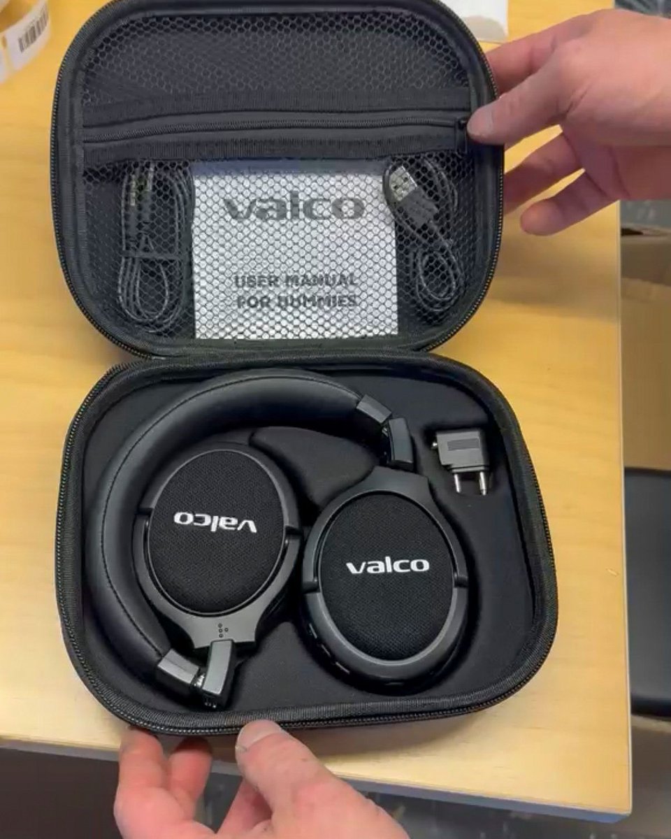 valco_fi's tweet photo. Verkkokaupassa on pieni erä mustia takuuhuollettuja VMK20 kuulokkeita. Tietäjät tietävät valmistuksen loppuneen, joten laitteita saa enää vain käytettyinä. 

Jos odotat alennusmyyntejä, odotat turhaan. Valco ei harrasta alennuksia, koska tuotteemme on hinnoiteltu valmiiksi oikein. Joten alennusmyyntien odottaminen on turhaa. Musta perjantai on pelkkää kuluttajien huijaamista. 

Nämä kunnostetut yksilöt ovat käytännössä ainoa keino saada kuulokkeemme halvemmalla. Laitteet ovat tulleet meille vaihtohyvityksellä ja huoltokätyrit ovat korjanneet ne uudenveroisiksi. Me emme kunnosta kuulokkeita kirjoittaaksemme mainoksiin hienolta kuulostavia vastuullisuuslauseita. Teemme sitä siksi, että käyttökelpoisen tavaran roskiin heittäminen on typerää. 

Koska luotamme kätyreiden työhön, laitteissa on täysi kahden vuoden takuu. Jos ne hajoavat, Hannes joutuu korjaamaan ne uudestaan. Musta väri myydään yleensä aina loppuun muutaman päivän aikana. Pitkiä mietintätaukoja ei ole tarjolla. Nopeimmat voittavat.