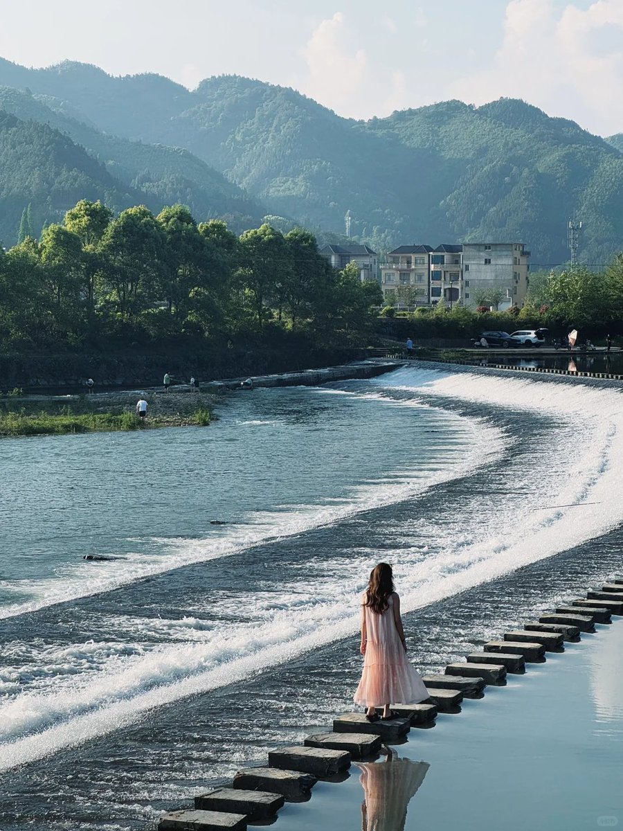 FFFD224265's tweet photo. While Jiangsu, Zhejiang, and Shanghai collectively experienced temperatures soaring above 35°C, Zhejiang harbored a “outdoor refrigerator” with a temperature of only 25°C. It was so refreshing that people almost wanted to get up early and wear a jacket.#衢州开化 #大美中国 https://t.co/c8m5jvBsw4