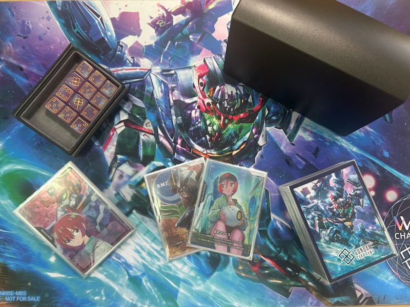 aclass_pub's tweet photo. ガンダムカードプレイヤーのみなさまに伝えたい‼️
中の人が個人的に推しているトレカサプライ紹介✨

■ダブルデッキケース フラップ

■ハイグレードアクセサリーケース

📝収納構成📝
・メインデッキ50枚(2重スリーブ)
・リソース10枚
・EXベース・EXリソース計2枚
・トークン7枚
・ハイグレードアクセサリーケース(ダイスケース)

合計69枚のカードとダイスケースををこのカードケース一つで持ち運ぶことが出来るので超オススメです✨
ハイグレードアクセサリーケースもダイスをコンパクトに収納することが出来ます。

ダブルデッキケース フラップ
https://t.co/Eiy7rpTDp9

ハイグレードアクセサリーケース
https://t.co/udP8nGZjX3