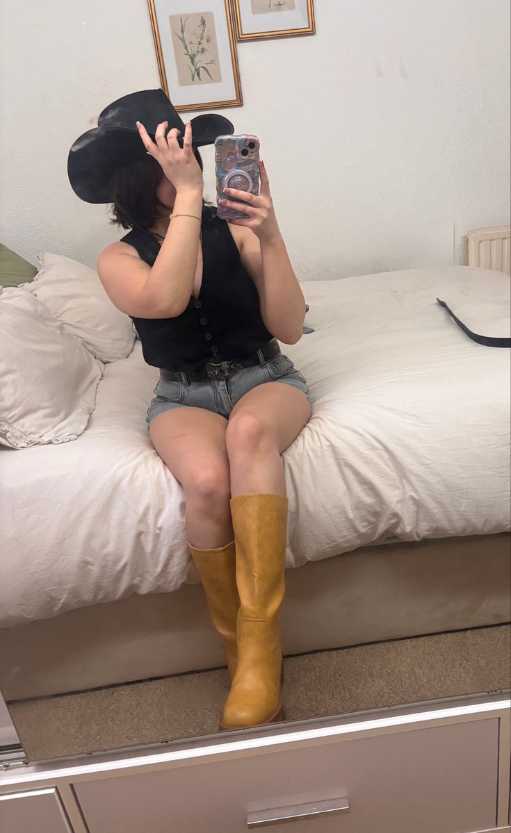 llilaclillyOG's tweet photo. Would you let this cowgirl ride you ? https://t.co/6D9pApP324