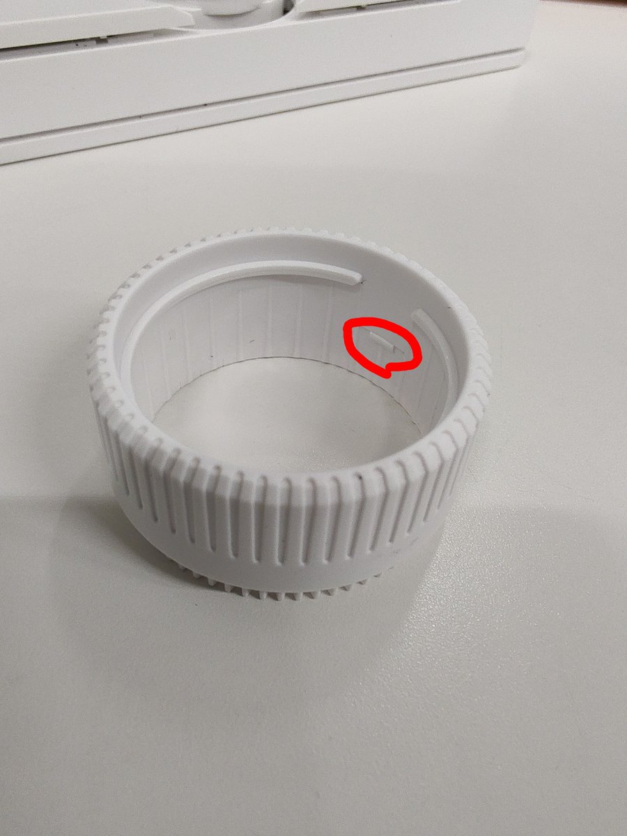 souten21's tweet photo. 自己責任ですがNapeProのホイールの引っ掛かりを解消しました。

ホイール部品の赤丸で囲んだ爪が、ホイールが少し浮き上がった際に本体側赤丸溝の下部に接触して引っかかります。
爪は抜け防止用なのですが、キャップのおかげでそもそも抜けないので不要。削り取ったら引っかかりが皆無になりました。 https://t.co/2v9UtMzAMv