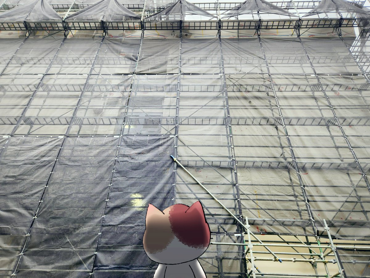 daion304's tweet photo. 足場が組まれて工事中のB号館。
先日建物の周りを歩いていると、壁にたくさん模様が描かれているのを発見！何かの目印でしょうね。
点々が打たれていたり、矢印が引かれていたり。
カラフルでなんだか楽しげで、ついつい探しちゃいます🎨 https://t.co/oHVLBJKsGa