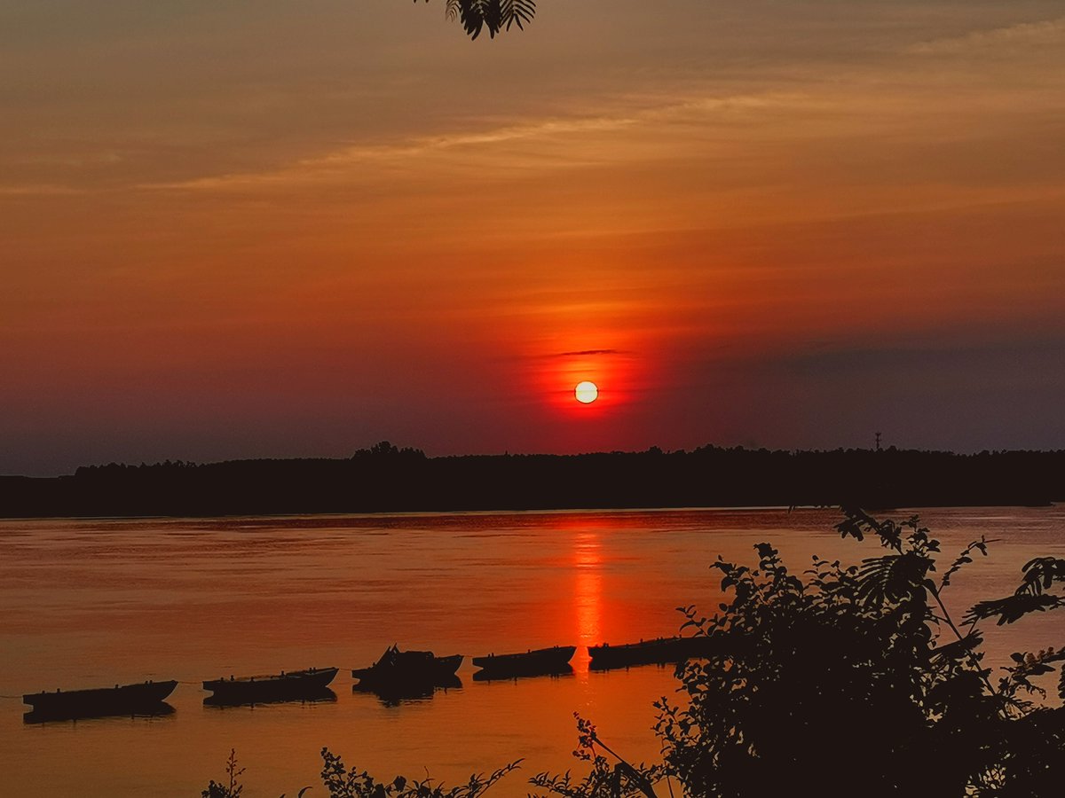pphat23's tweet photo. Our campus photography club is hosting a sunset shooting contest this Friday at West Lake! Sign up via the campus app before Wednesday—catch the golden hour with us! https://t.co/KRWRNx6L0C
