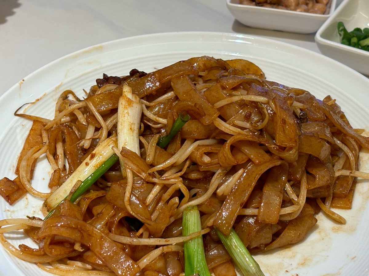 RafaelMeritorp's tweet photo. A warm crispy Taiwanese oyster pancake, drizzled with sweet chili sauce, hits different on a chilly evening , https://t.co/OpyNvuAxbp