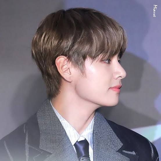 TaehyungCrew1's tweet photo. How someone looks so similar like his 8 years back look 
Taehyung  ate his age 😭

2018 V                          2026 Tae https://t.co/KV58tjqyzd