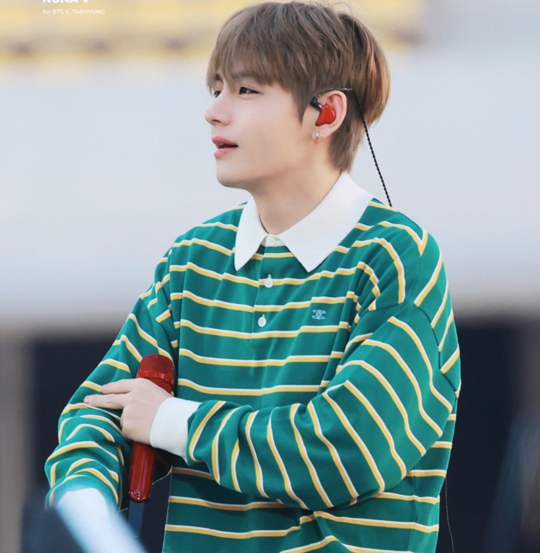 TaehyungCrew1's tweet photo. How someone looks so similar like his 8 years back look 
Taehyung  ate his age 😭

2018 V                          2026 Tae https://t.co/KV58tjqyzd